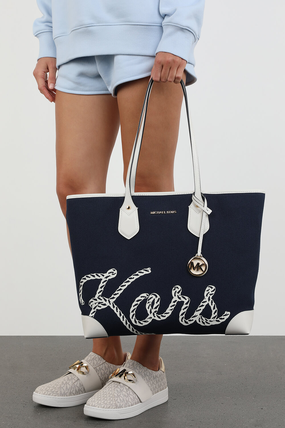 תמונת כל הלוק של Kenna Chain Link Logo Sneakers in White